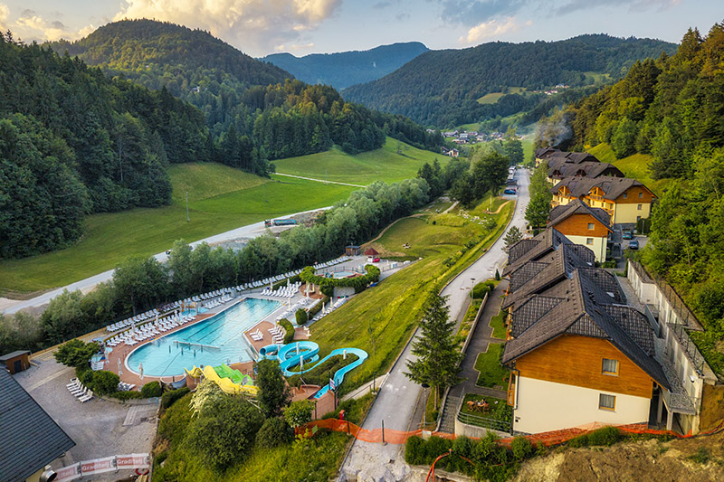Panoramica scivoli e piscine esterne alle Terme Snovik, in Slovenia