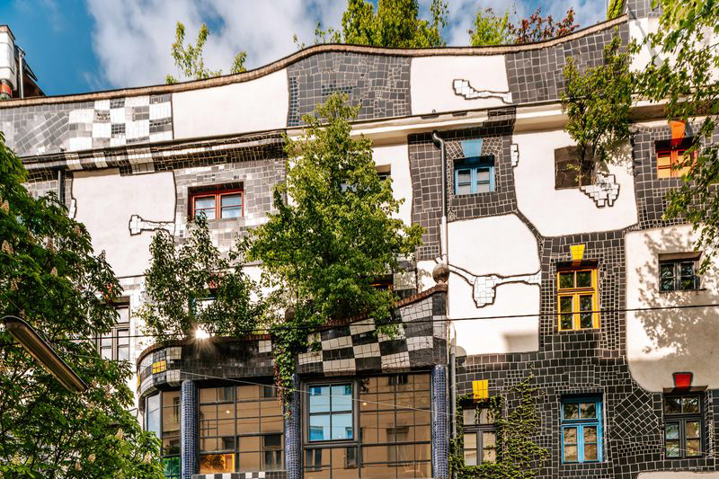 Facciata della Kunst Haus Wien di Hundertwasser di Vienna