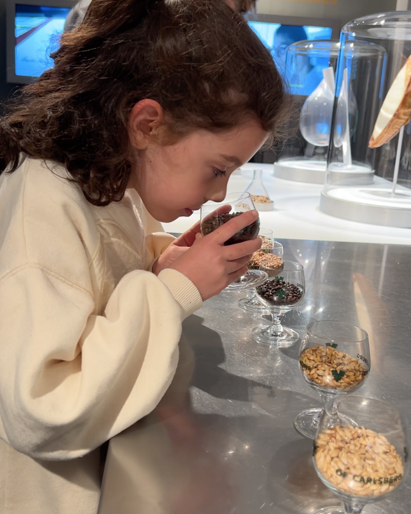 bambina con cereali carlsberg museum