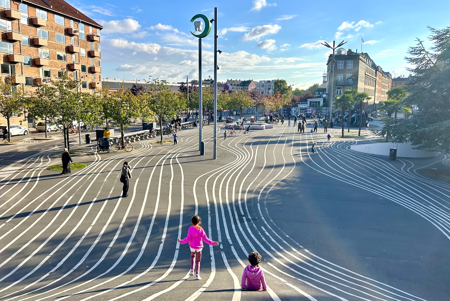 Copenaghen insolita bambine parco Superkilen