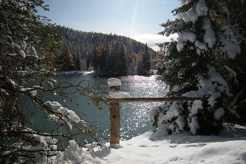 Lago di Tret in Val di Non con la neve