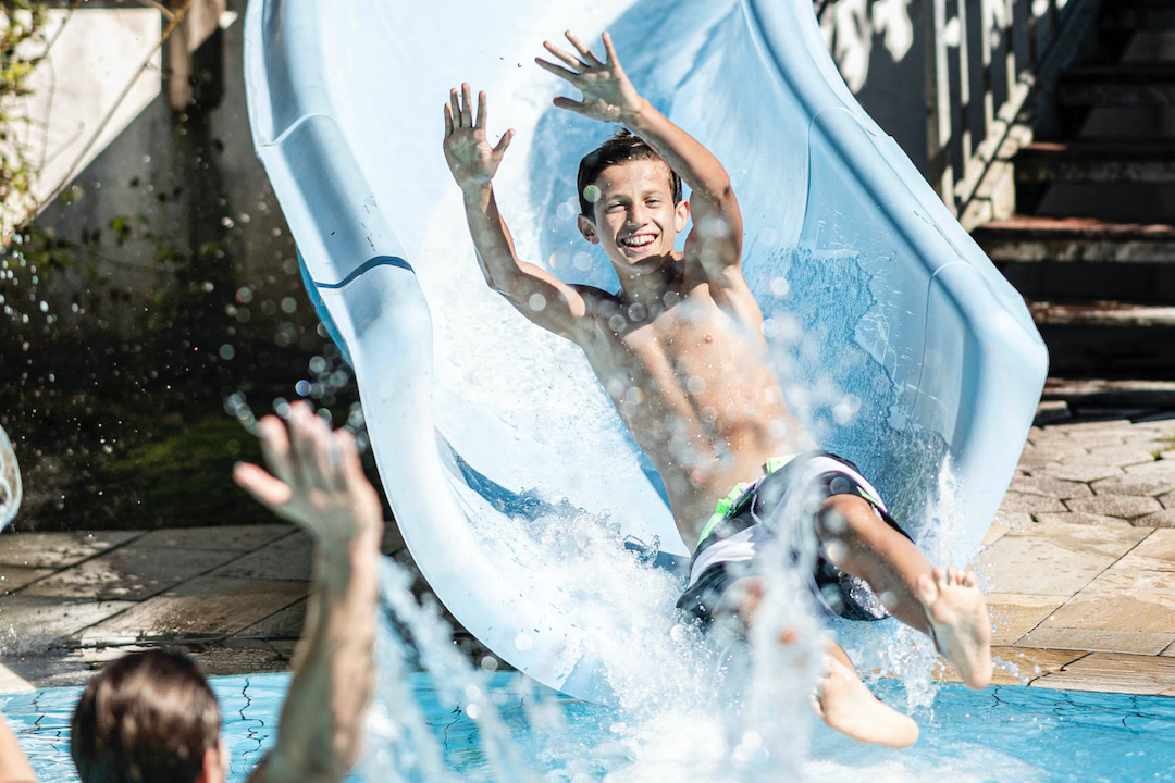 Stroblhof Active Family Spa Resort in Val Passiria per famiglie, scivolo esterno ph Hannes Niederkofler