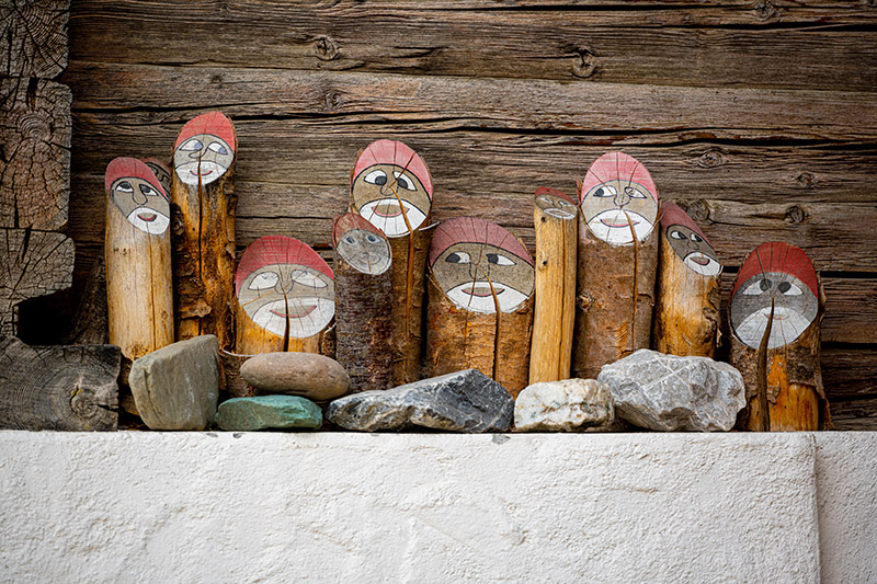 Sappada, case con tronchi decorati