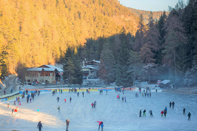 Lago Smeraldo ghiacciato con pista di pattinaggio