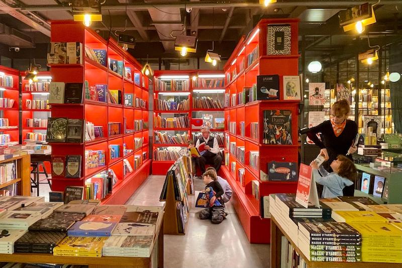 libreria minoa pera istanbul scaffali e famiglie