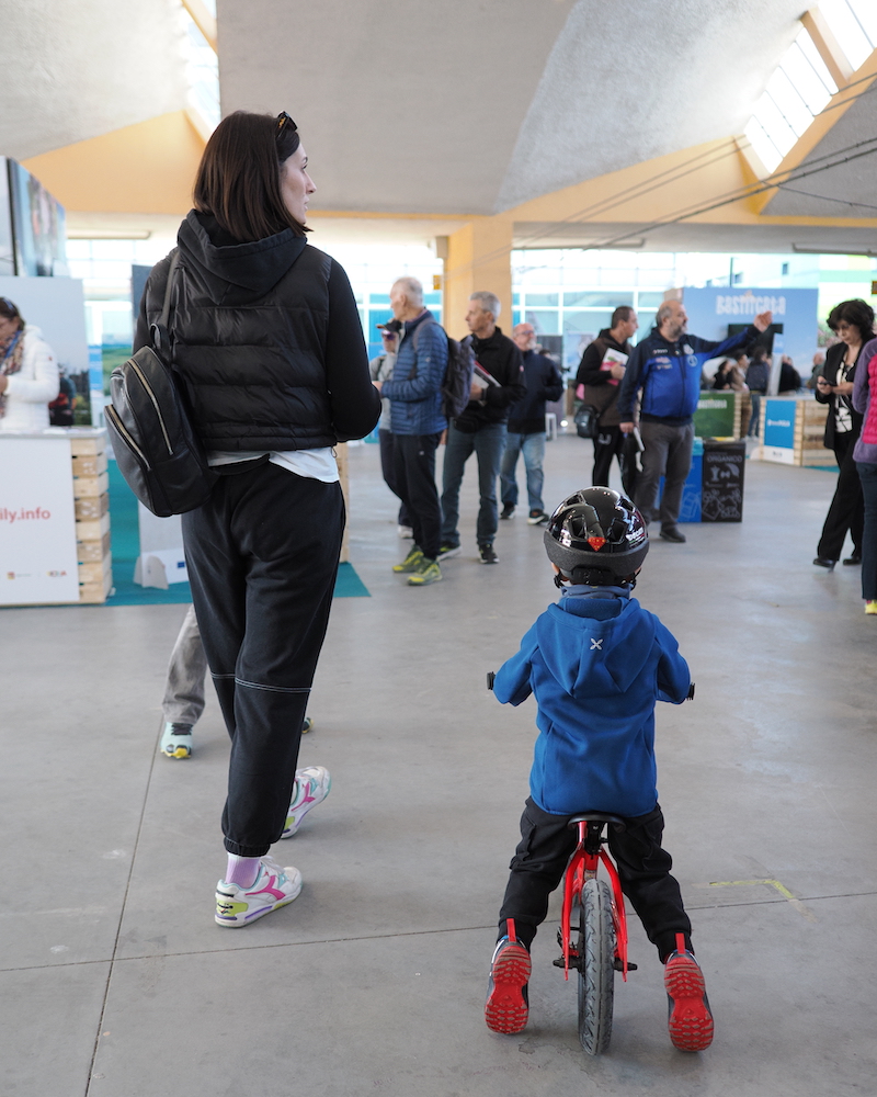 fiera cicloturismo mamma e bambino su due ruote