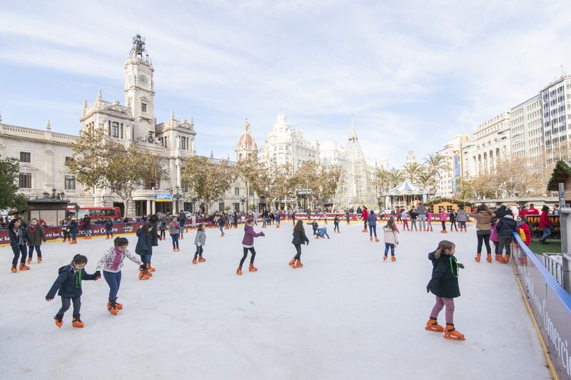 Valencia a Natale: la pista di pattinaggio in Plaza del l'Ayuntamento