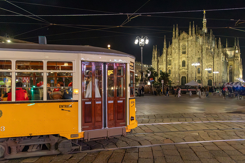 Tram storico con a bordo Babbo Natale a Milano