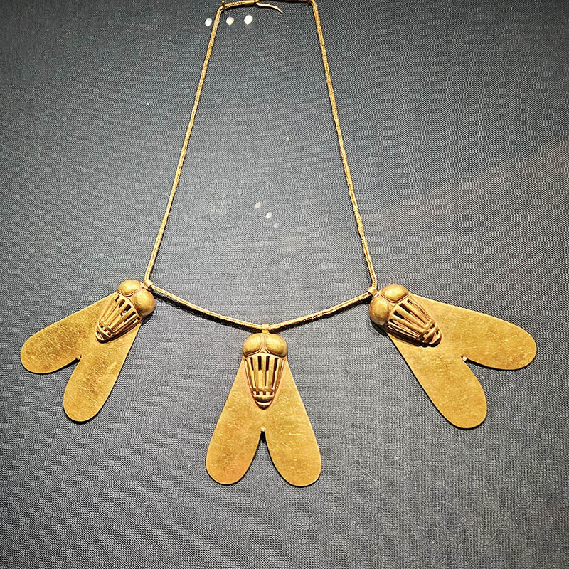 Mostra Tesori dei faraoni a Roma, Collana delle mosche