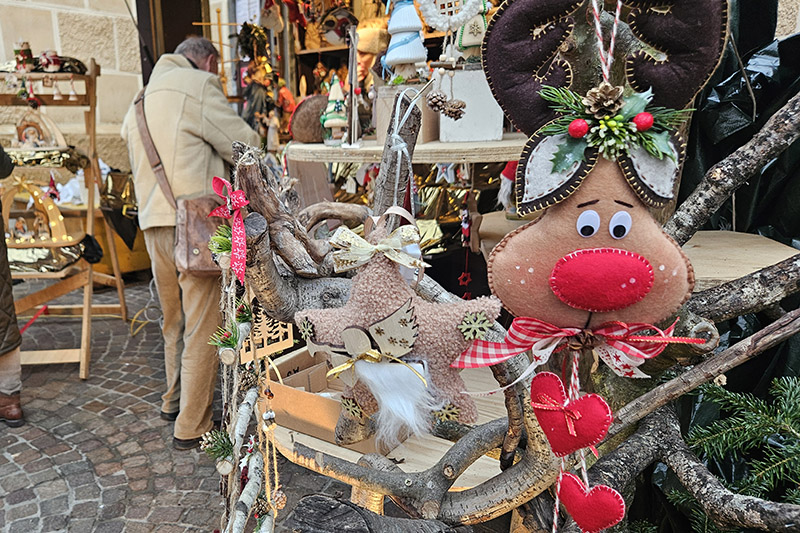 Mercatino di Villach in Carinzia alla Chiesa di St. Nikolai