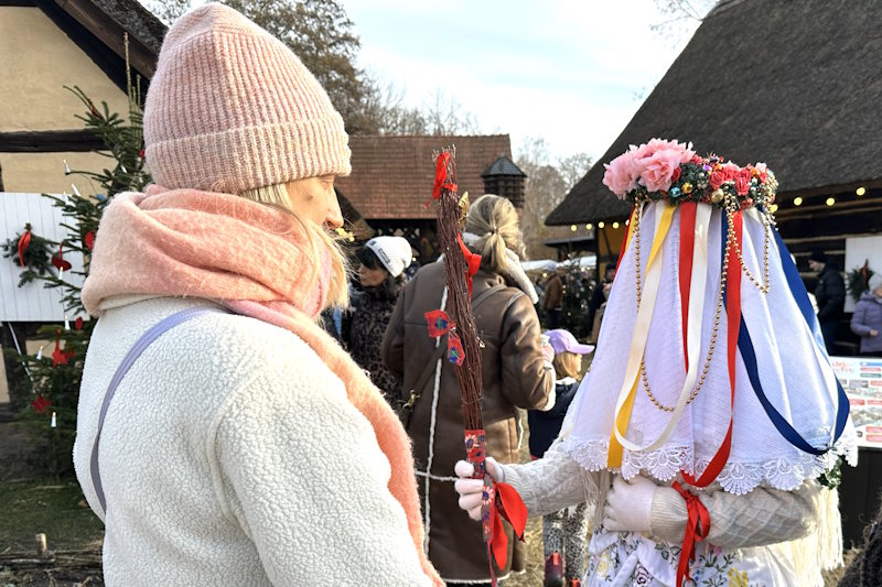 La Bescherkind velata che benedice gli ospiti