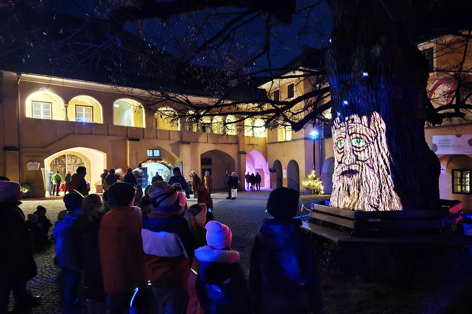 Avvento a Millstatt con i bambini in Carinzia, albero parlante nell'Abbazia