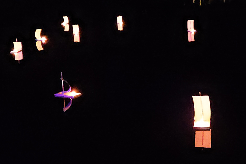 Avvento a Millstatt in Carinzia con i bambini, barchette dei desideri sul lago Millstätter See