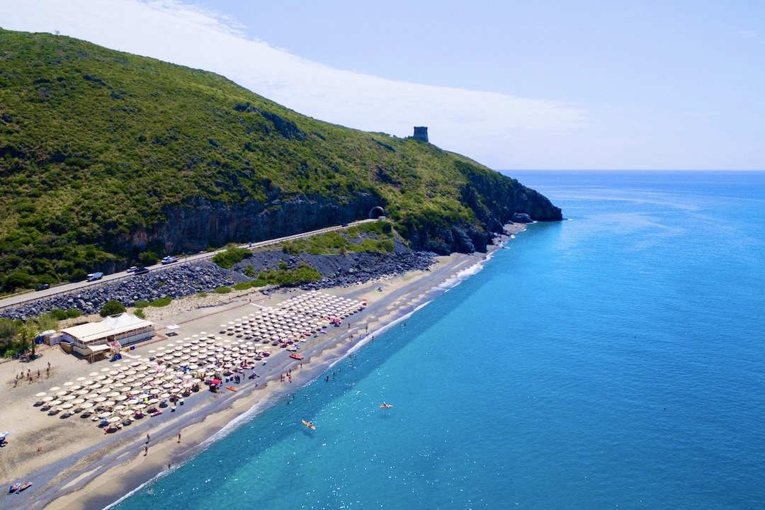Blue Marine Villaggio Resort a Marina di Camerota per famiglie, panoramica della spiaggia