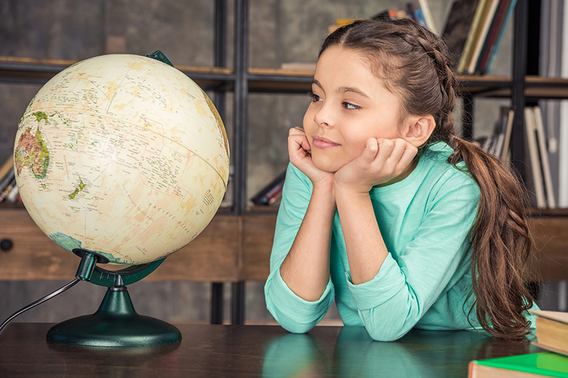 Bambina con mappamondo © ZaraMuzafarova