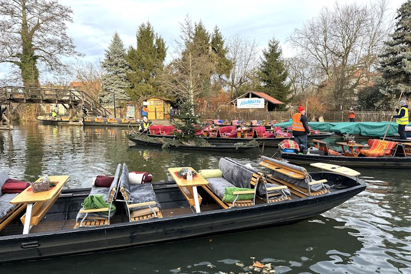 Le imbarcazioni per raggiungere il villaggio-museo