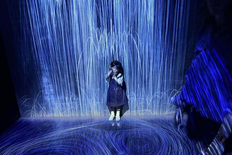 bambina teamlab planets tokyo giochi di luce