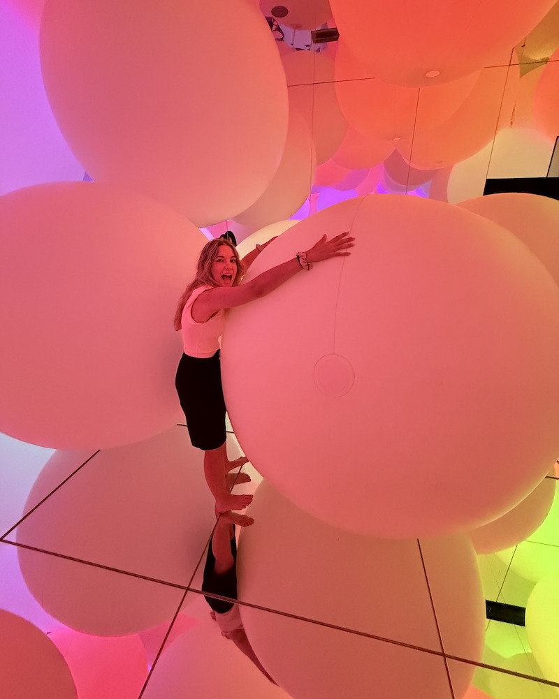 teamlab ragazza con sfera gigante