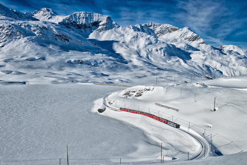 Trenino rosso in inverno