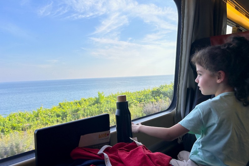 bambina finestrino treno