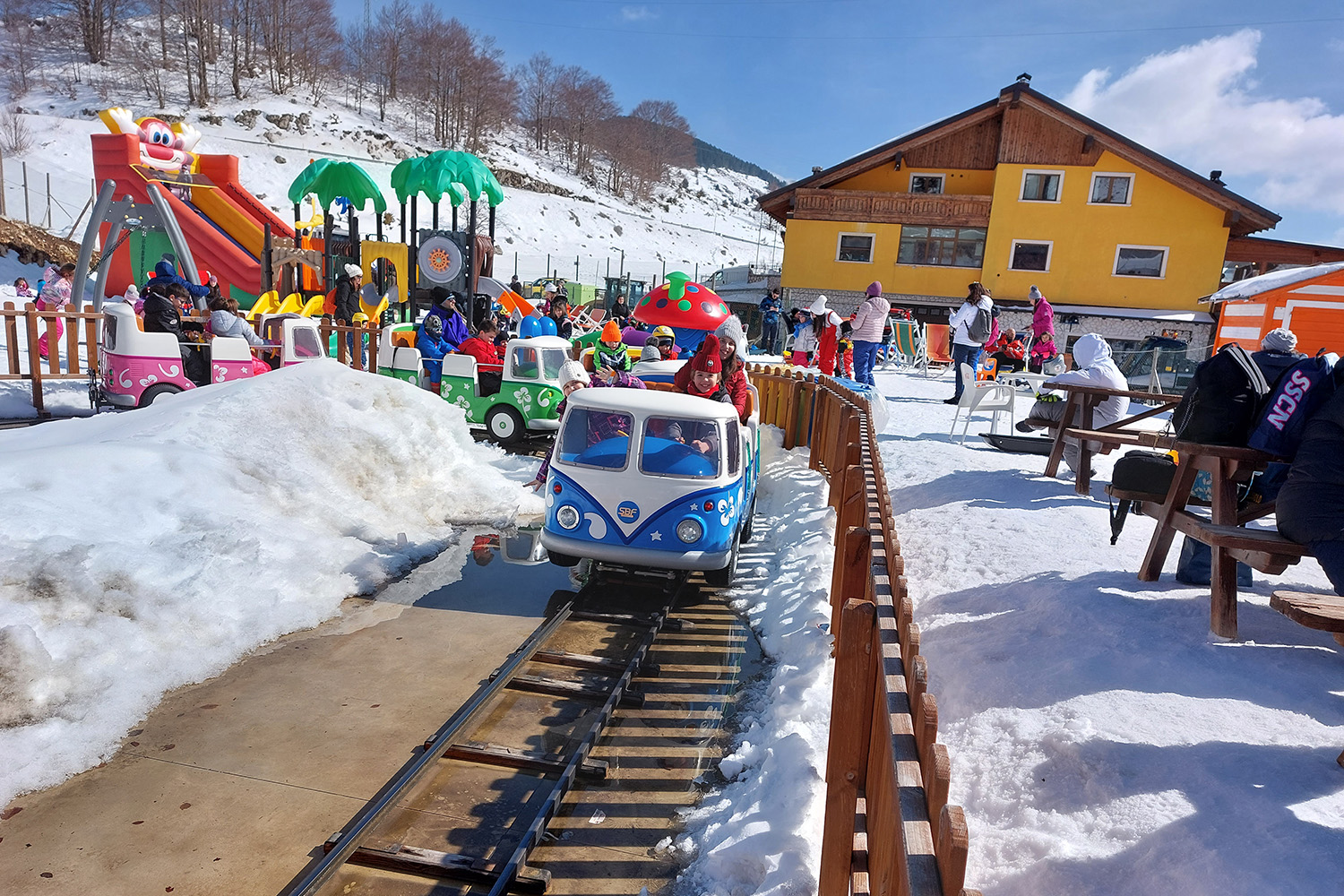 Giostre al parco divertimenti sulla neve Coppo dell'Orso in Abruzzo vicino Roccaraso