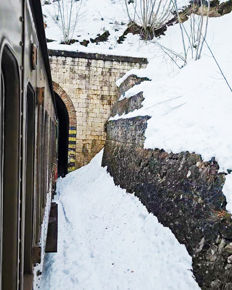 Ingresso in galleria nella Transiberiana d'Italia in inverno