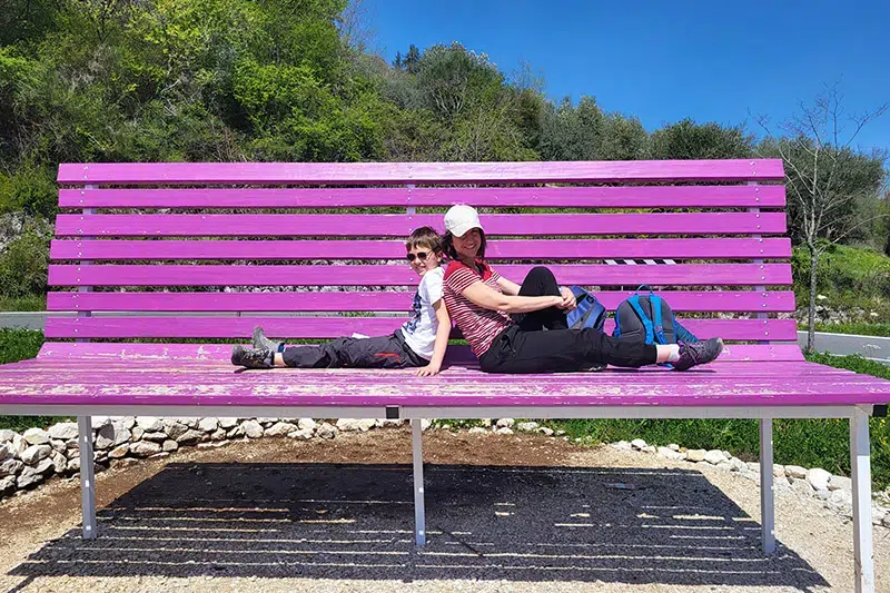 Viaggi madre-figlio: panchina gigante Licenza. © M. Rosellini