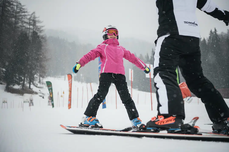 bambina sci con maestro