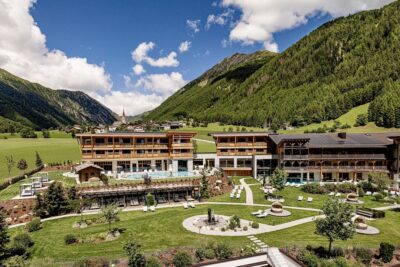 Hotel Masl a Valles vicino Rio Pusteria per famiglie, panoramica esterna durante la stagione estiva