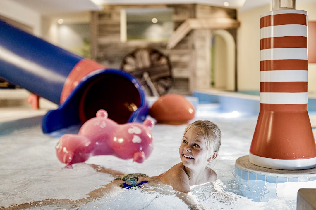 Hotel Masl a Valles vicino Rio Pusteria per famiglie, piscina per i più piccoli con scivolo