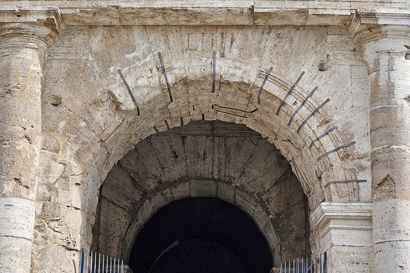 I solchi sugli archi al Colosseo.