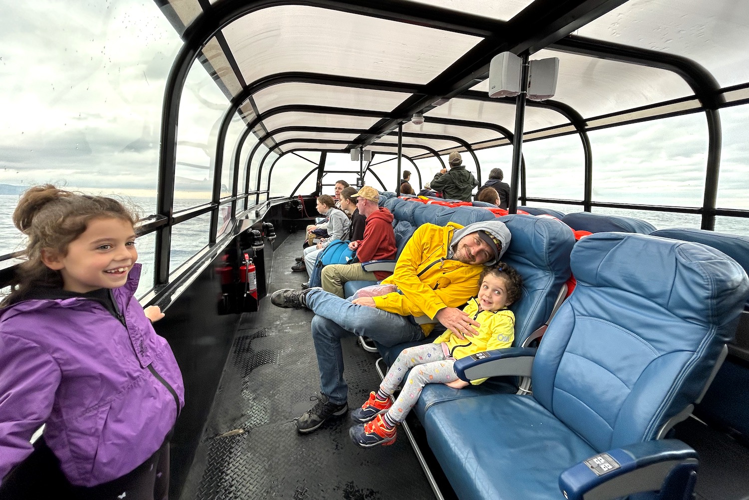 bambine barca whale watching