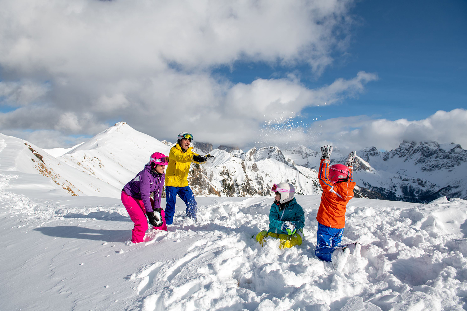 Famiglia con bambini sulla neve in Val di Fassa, in inverno © ApT Val di Fassa, ph. M. Rizzi