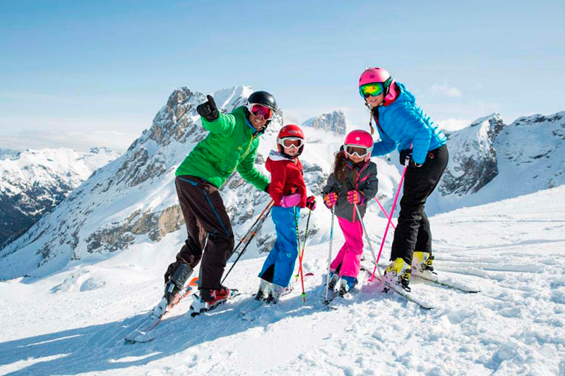 Famiglia sugli sci in Val di Fassa © ApT Val di Fassa, ph. F. Modica