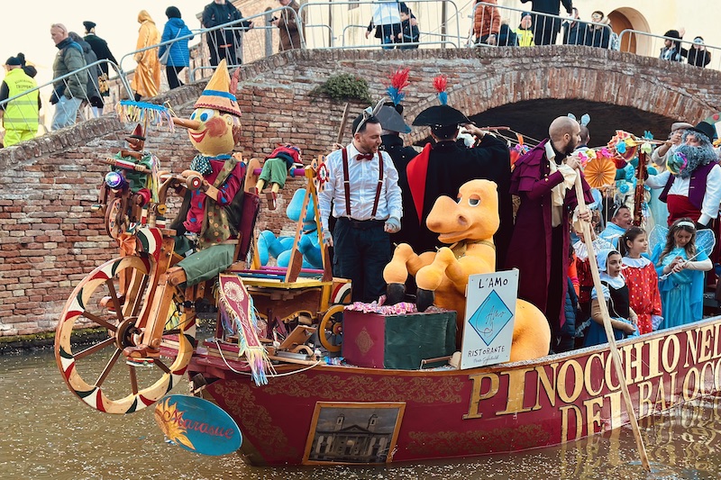 barca allegorica pinocchio Comacchio Carnevale