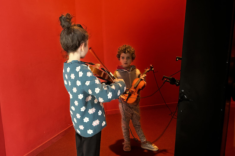 bambine con strumenti al museo interattivo della musica di Malaga