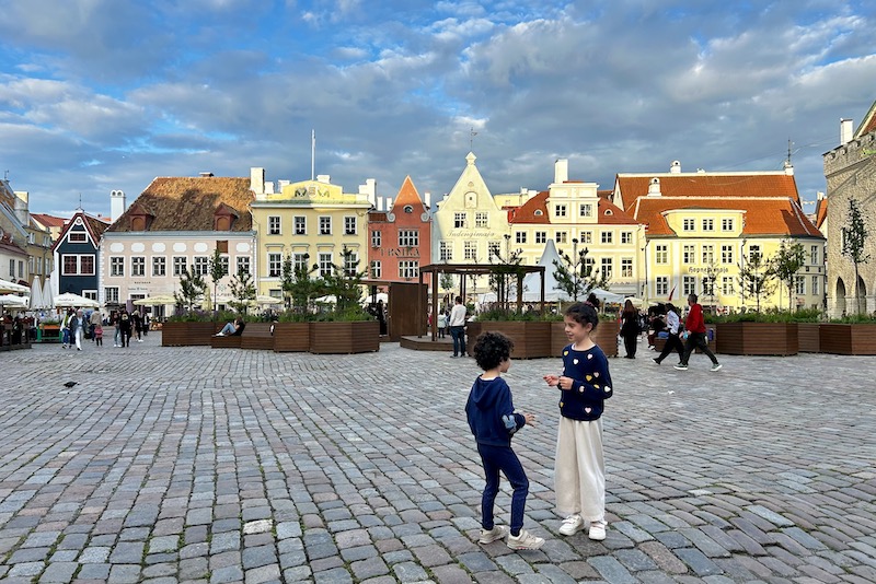 tallinn piazza del Municipio con bambine