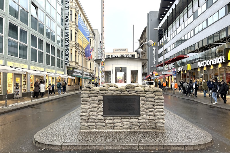 Checkpoint Charlie a Berlino