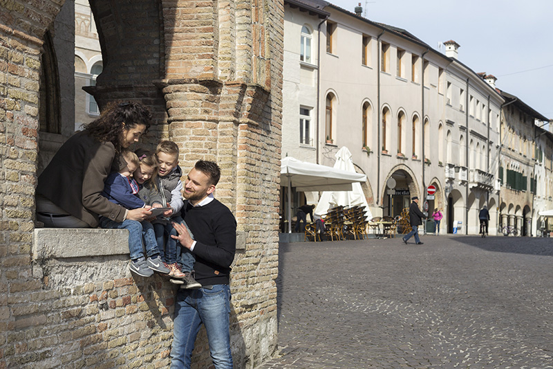 Famiglia a Pordenone. © L. Gaudenzio