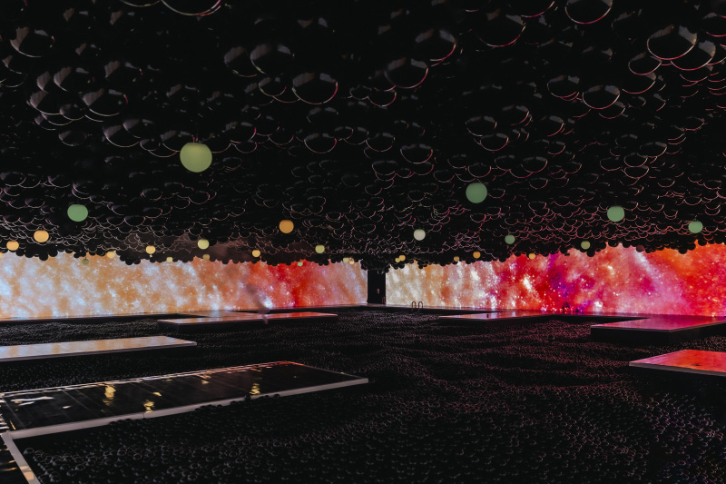 Mostra Euphoria Piscina di palline di Hyperstudio