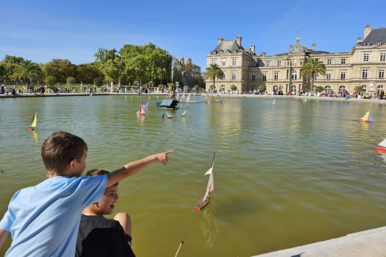 Giardini del Lussemburgo a Parigi, barchette di legno con i bambini