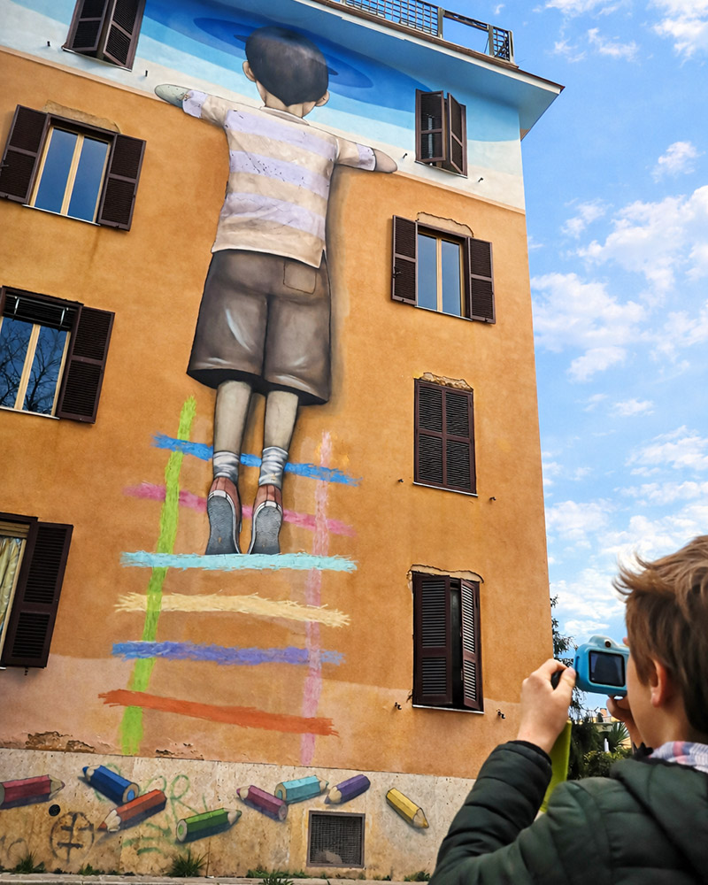 Bambino redentore, street art a Tor Marancia, Roma