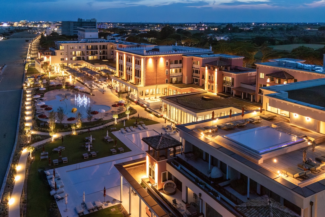 Cavallino Bianco Caorle - Venezia Family Hotel e resort di lusso per famiglie, panoramica esterna notturna