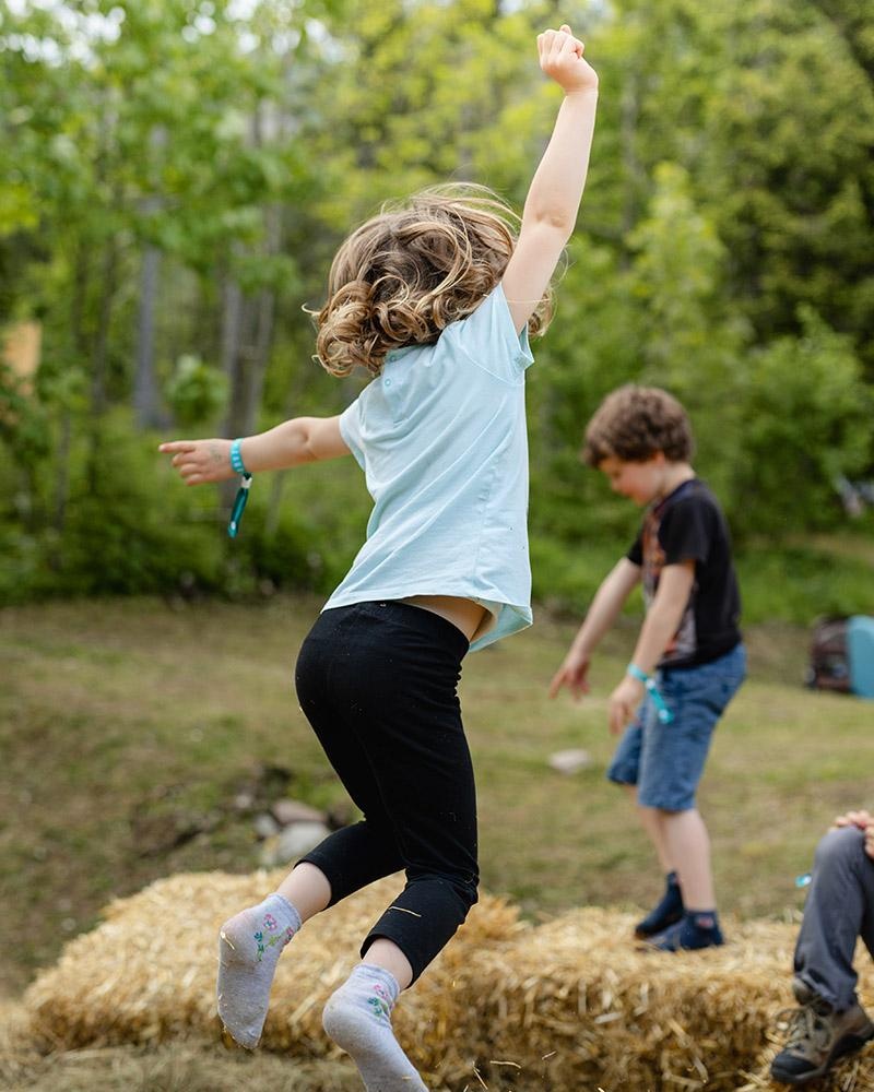 Attività nella natura per bambini a Villaggio Selvaggio, Sauris