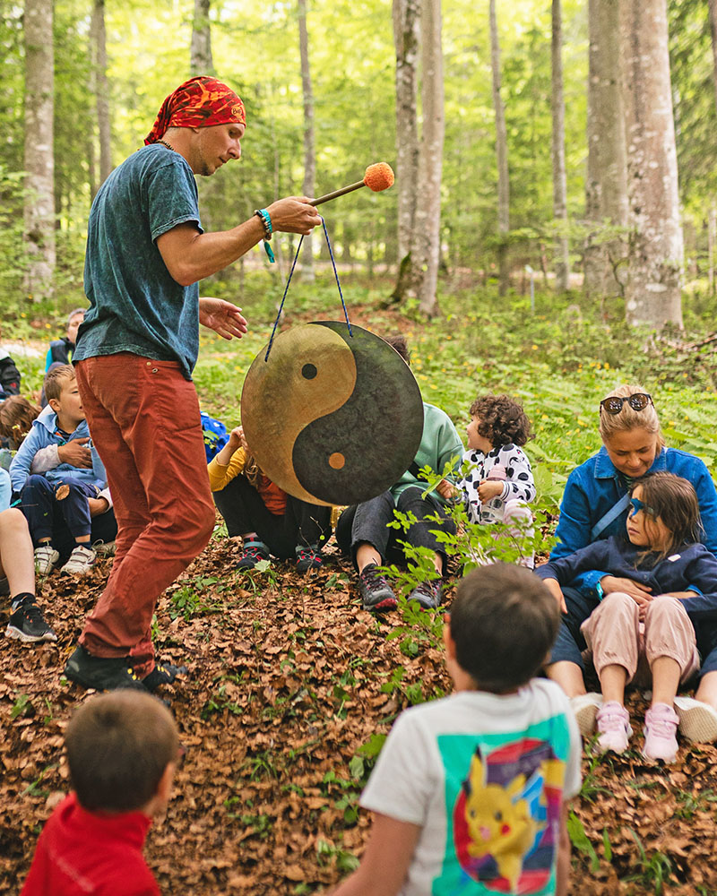 Attività nella natura per bambini a Villaggio Selvaggio, Sauris