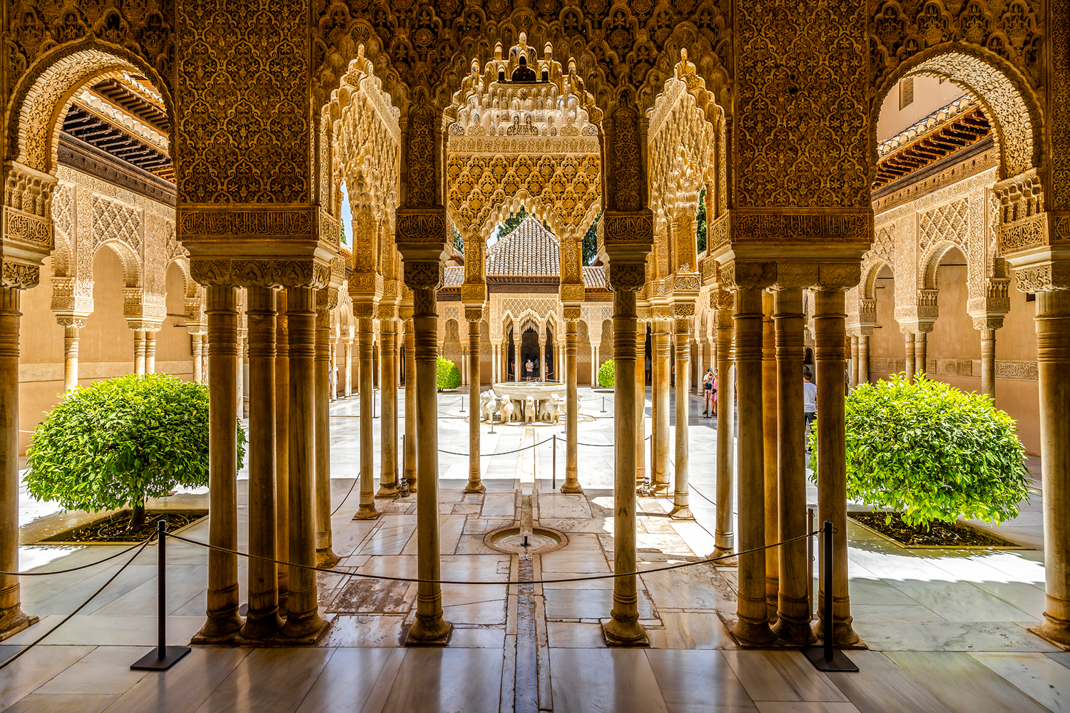 Corte dei Leoni nei Palazzi Nasridi del complesso del palazzo dell'Alhambra, Granada, Spagna © EunikaSopotnicka