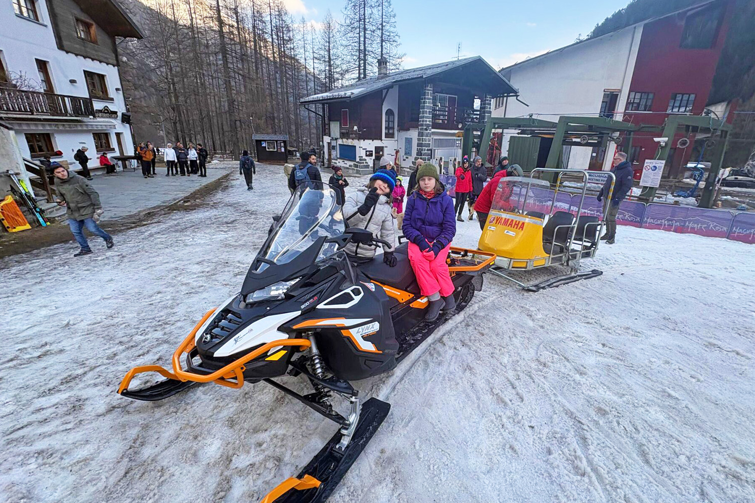 Aperitivo in motoslitta con i bambini a Macugnaga