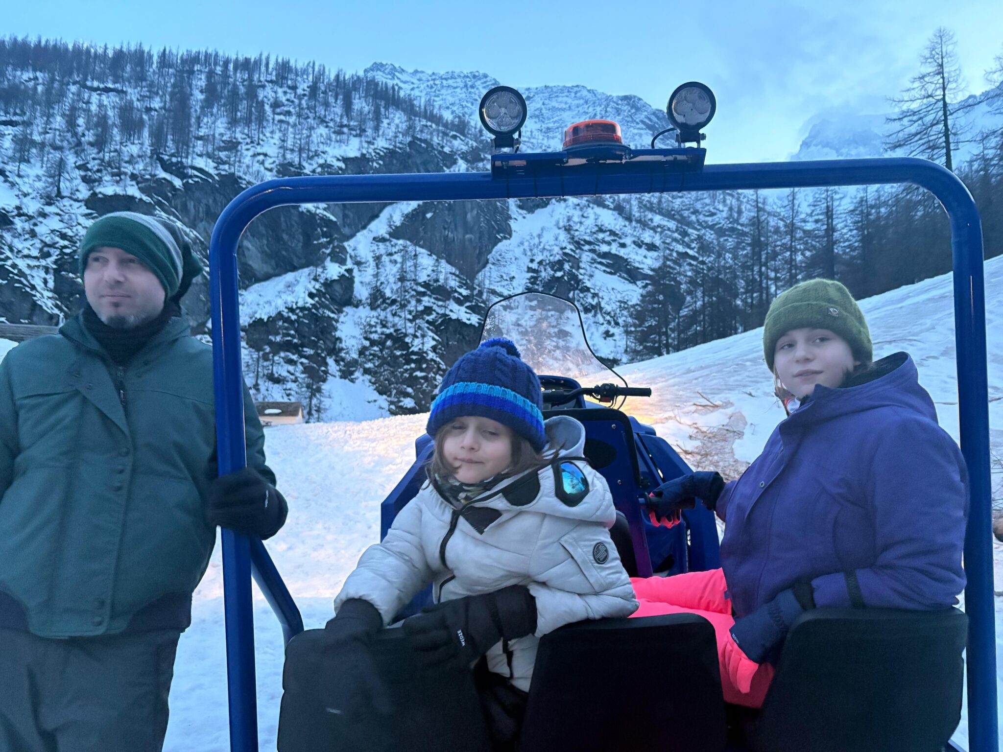 I bambini sulla motoslitta