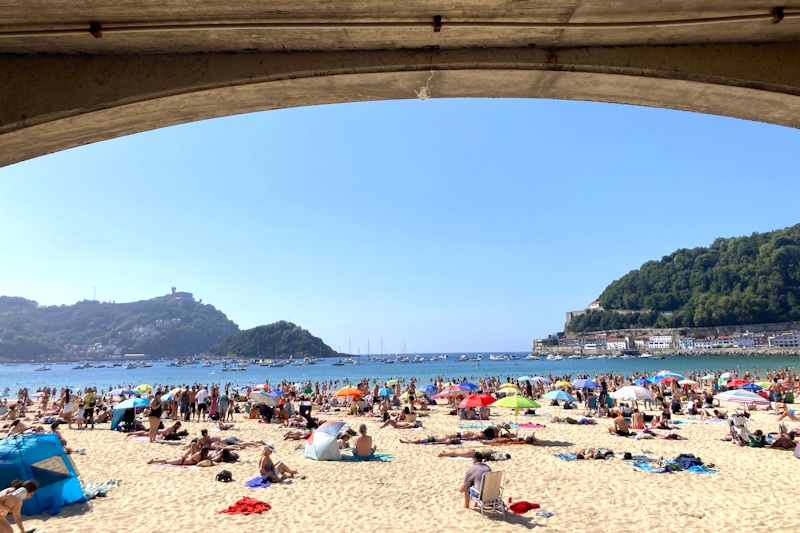 La spiaggia della Concha ad agosto