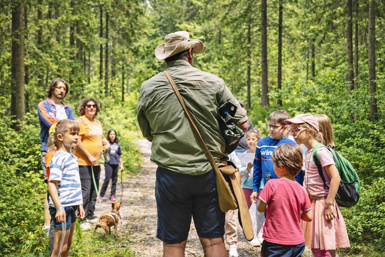 Attività nella natura per bambini a Villaggio Selvaggio, Sauris